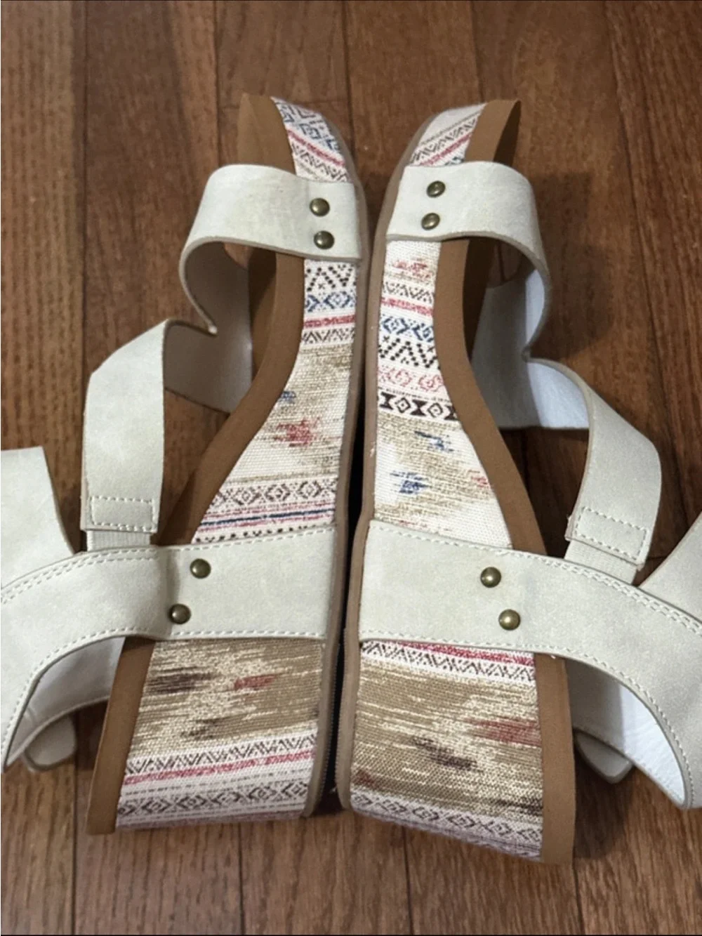 Very G Giavanna Wedge with Western/Aztec Pattern Size 9.5